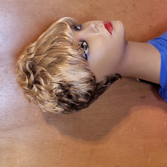 Short Wig With Curls - Picture 3 of 6